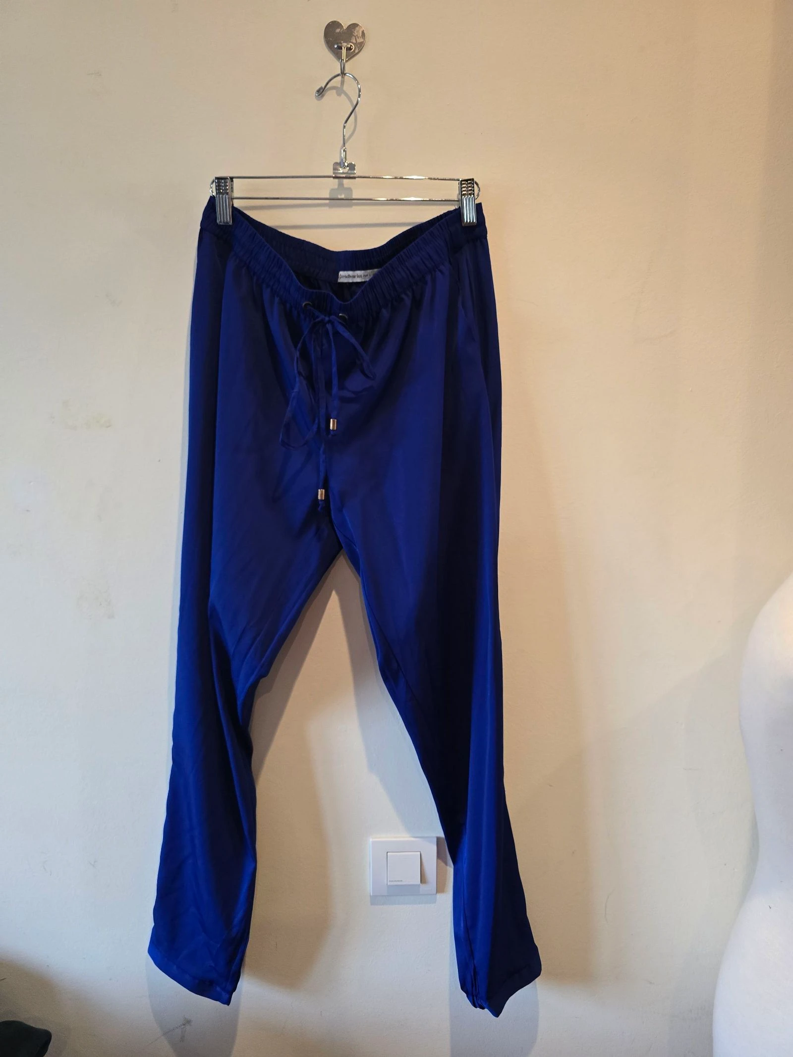 Pantalón fluido azul marino Stradivarius
